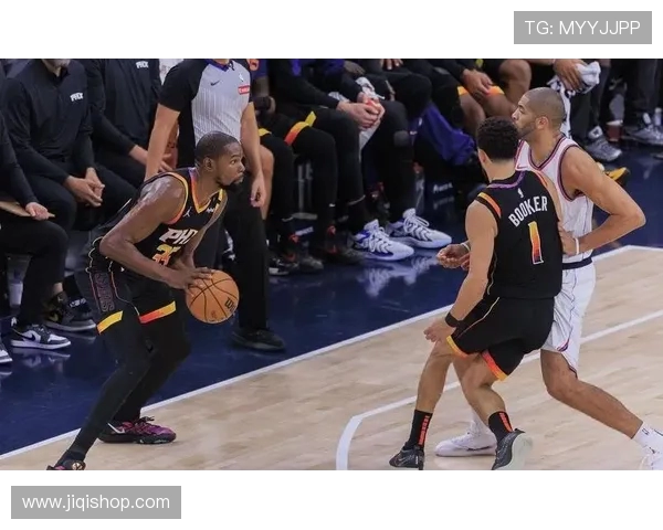 杜兰特变向突破急停后仰中投命中个人已砍下14分赛场火力全开 杜兰特变向突破急停后仰中投命中个人已砍下14分赛场火力全开